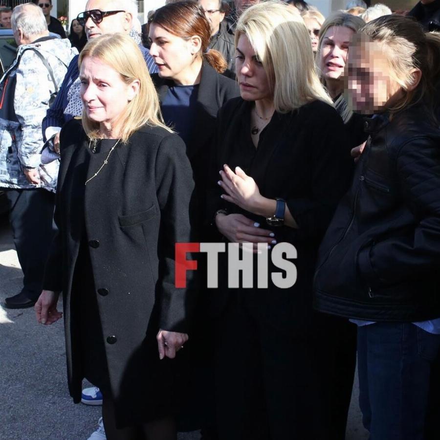 Θλίψη στην κηδεία Νίκου Σαργκάνη: Συντετριμμένη η κόρη του, Μιρέλλα