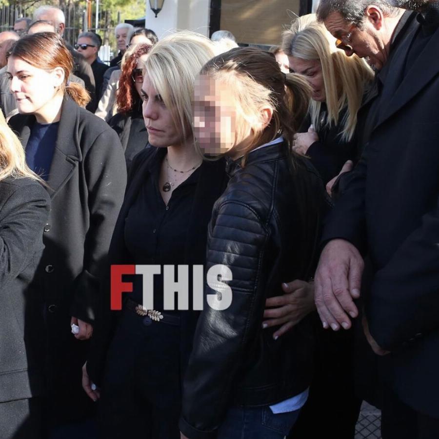 Θλίψη στην κηδεία Νίκου Σαργκάνη: Συντετριμμένη η κόρη του, Μιρέλλα