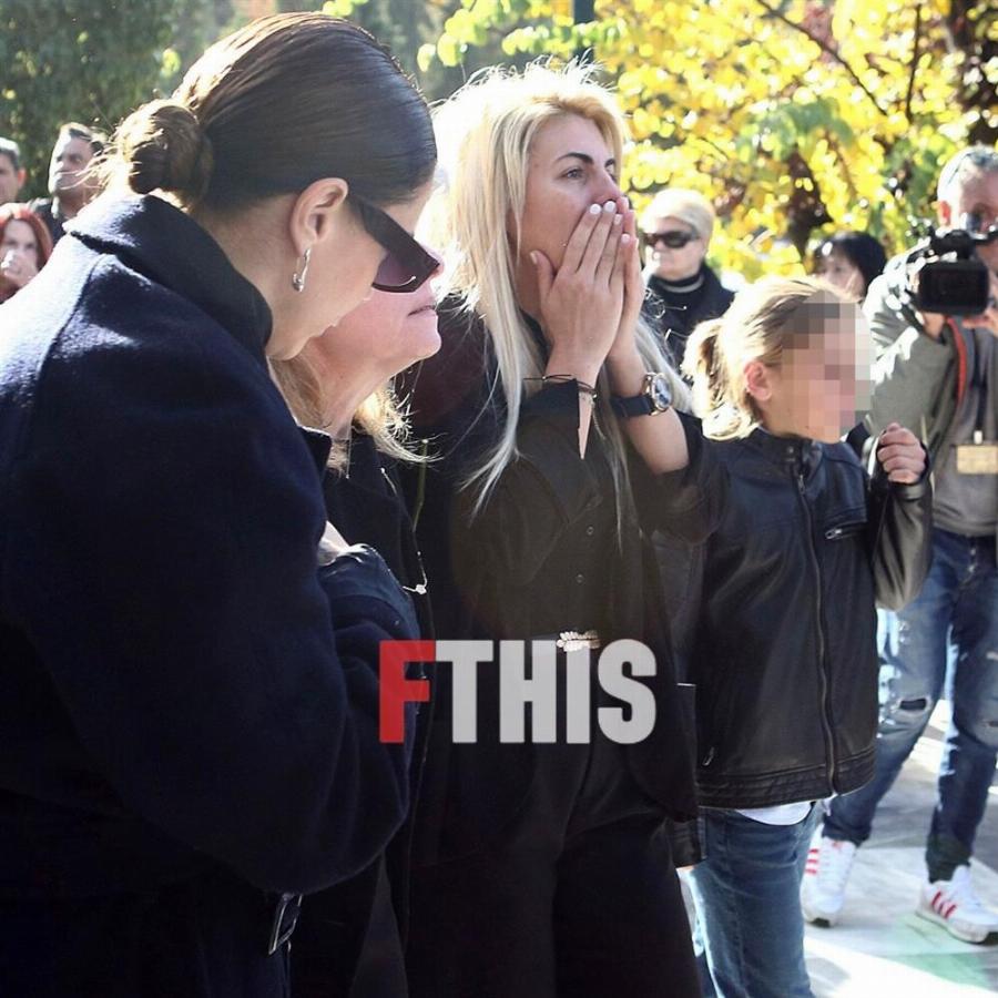 Θλίψη στην κηδεία Νίκου Σαργκάνη: Συντετριμμένη η κόρη του, Μιρέλλα