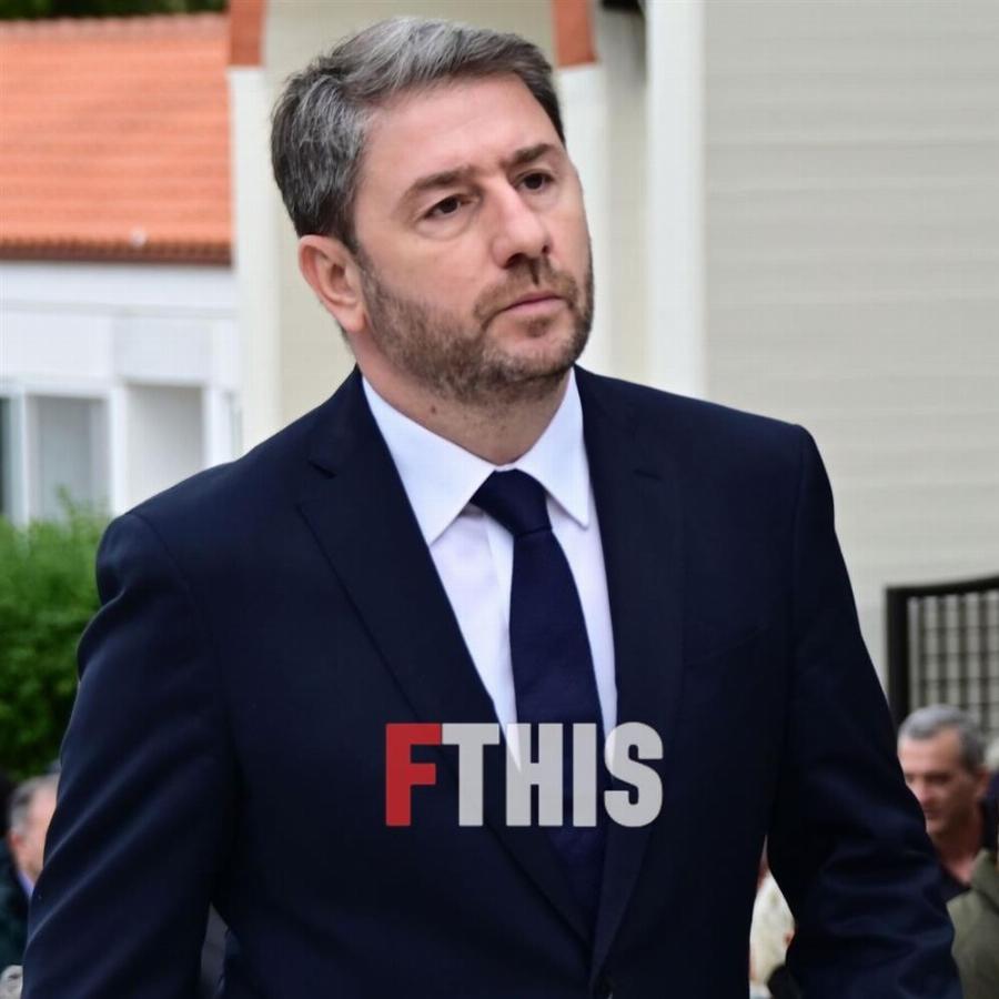 Θλίψη στην κηδεία Νίκου Σαργκάνη: Συντετριμμένη η κόρη του, Μιρέλλα