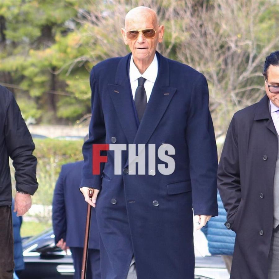 Θλίψη στην κηδεία Νίκου Σαργκάνη: Συντετριμμένη η κόρη του, Μιρέλλα