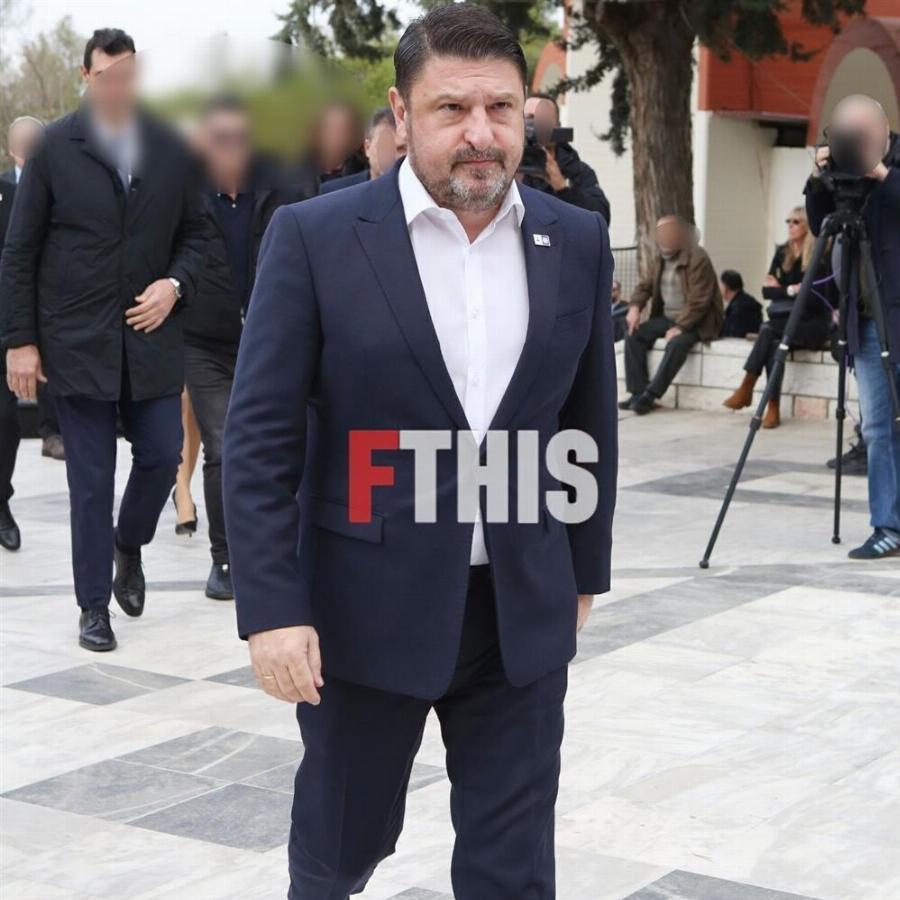 Θλίψη στην κηδεία Νίκου Σαργκάνη: Συντετριμμένη η κόρη του, Μιρέλλα