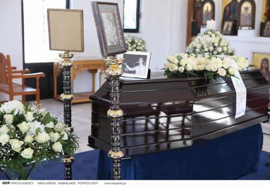 Θρήνος στην κηδεία του Γιώργου Μαρίνου: Θλίψη στο τελευταίο αντίο στο Κοιμητήριο Βούλας