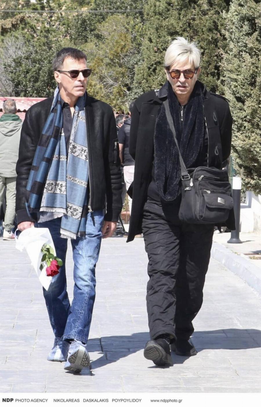 Θρήνος στην κηδεία του Γιώργου Μαρίνου: Θλίψη στο τελευταίο αντίο στο Κοιμητήριο Βούλας