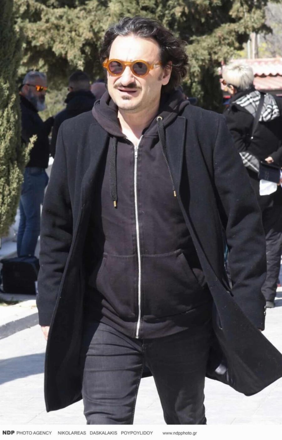 Θρήνος στην κηδεία του Γιώργου Μαρίνου: Θλίψη στο τελευταίο αντίο στο Κοιμητήριο Βούλας