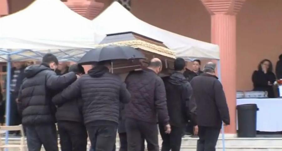 Βαρύ πένθος στην Κρήτη: Σε κλίμα οδύνης η κηδεία της 43χρονης Ελευθερίας – Τραγικές φιγούρες τα τρία παιδιά της