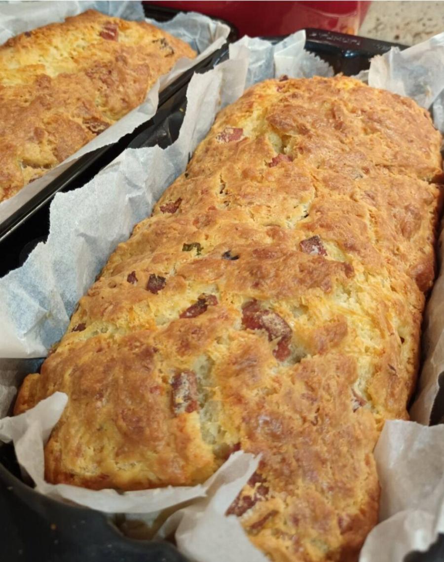 Αλμυρό κέικ σκέτος αφρός! Με τυριά, μπέικον και ζαμπόν – δεν μένει ούτε ψίχουλο