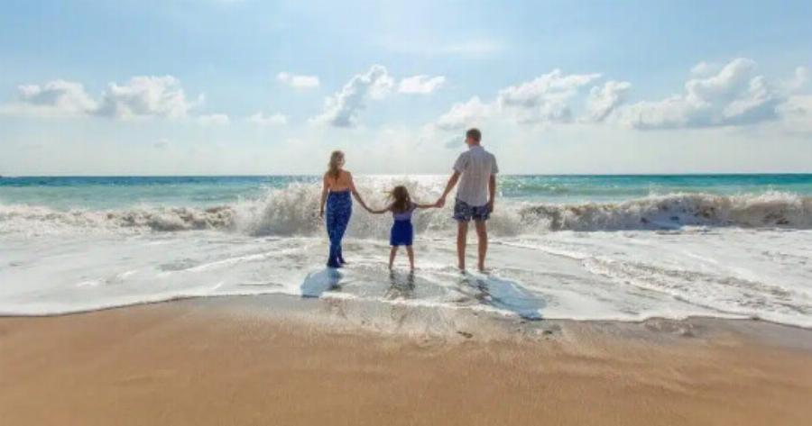 Voucher διακοπών 200 εuρώ για όλους ΧΩΡΙΣ εισοδηματικά κριτήρια – Όσα πρέπει να κάνετε