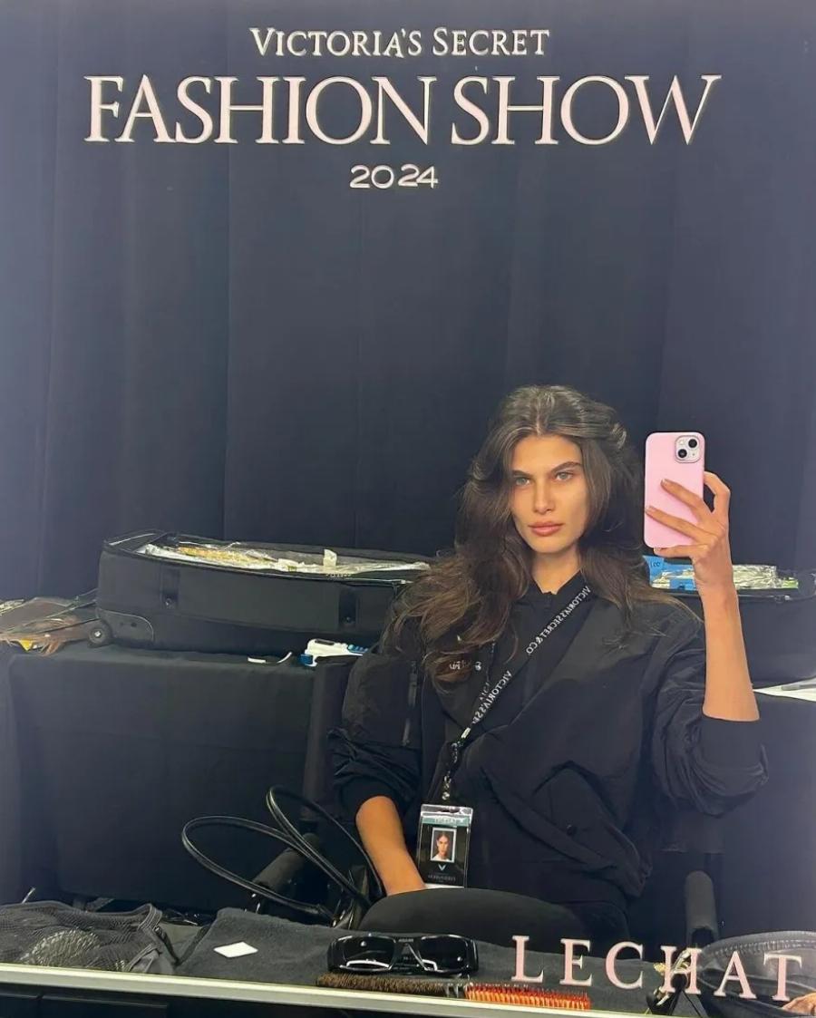 H 21χρονη Ανθή Φακιδάρη είναι η πρώτη Ελληνίδα που περπάτησε στην πασαρέλα της Victoria’s Secret