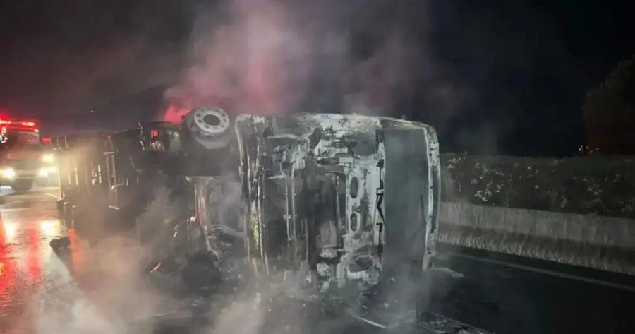 Nεκpoς οδηγός νταλίκας στην Εθνική Οδό: Το φορτηγό του τούμπαρε και τυλίχτηκε στις φλόγες