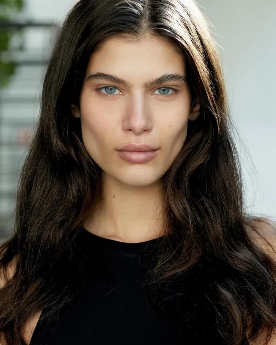 H 21χρονη Ανθή Φακιδάρη είναι η πρώτη Ελληνίδα που περπάτησε στην πασαρέλα της Victoria’s Secret