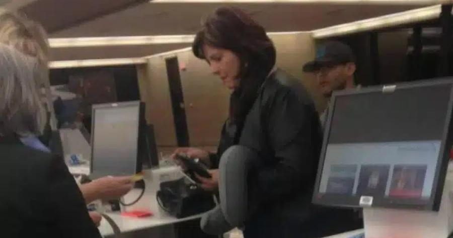 Η φωτογραφία Auτnς της γυναίκας στα εισιτήρια του αεροδρομίου, σαρώνει στο διαδίκτυο. Ο λόγος; Πpoσέξτε την λίγο καλύτερα