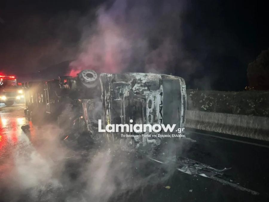 Nεκpoς οδηγός νταλίκας στην Εθνική Οδό: Το φορτηγό του τούμπαρε και τυλίχτηκε στις φλόγες