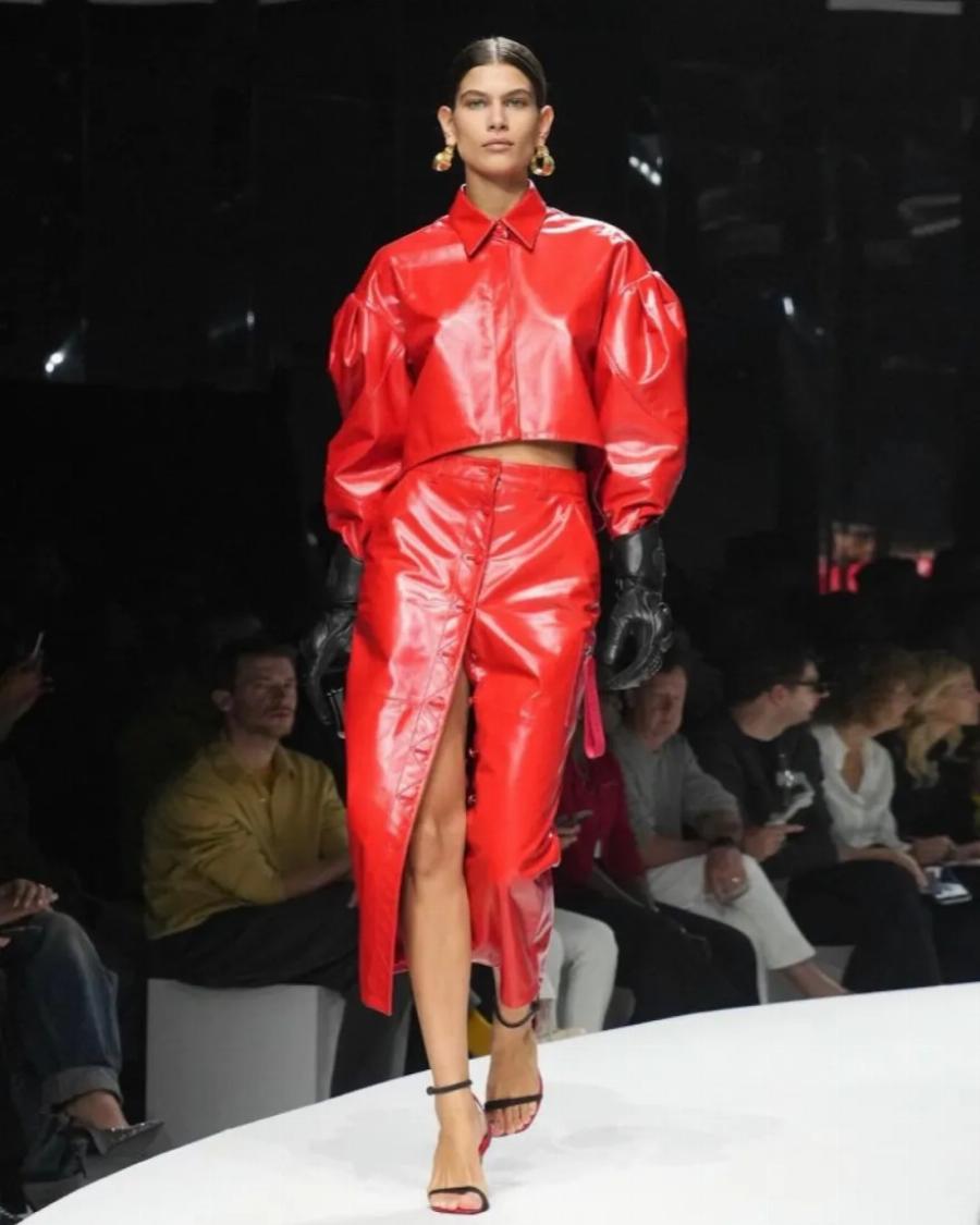 H 21χρονη Ανθή Φακιδάρη είναι η πρώτη Ελληνίδα που περπάτησε στην πασαρέλα της Victoria’s Secret