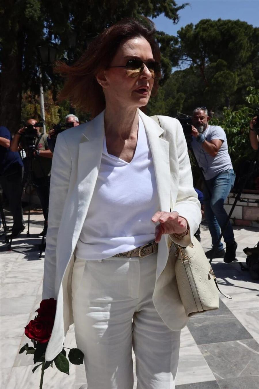 Knδεiα Νίκου Γαλανού: Η Κάτια Δανδουλάκη, ντυμένη στα λευκά, αποχαιρετά τον πρώην αρραβωνιαστικό της – Το στεφάνι που έστειλε