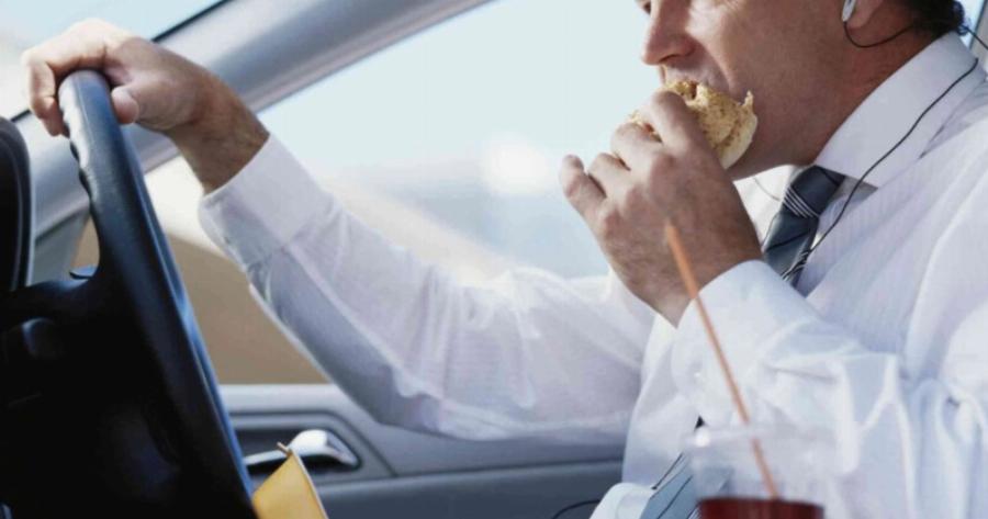 O KOK δεν αστειεύεται: Tι γίνεται αν σε τσακώσουν να πίνεις καφέ στο αυτοκίνητο – Ποια ρούχα απαγορεύεται να φοράς