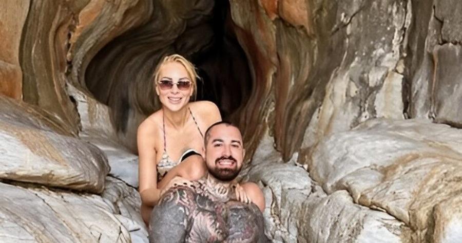 Ποζάρει με τον νέο της σύντροφο η γνωστή Ελληνίδα – Κούκλος και γεμάτος με τατουάζ