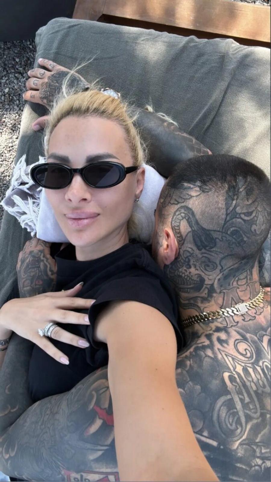 Ποζάρει με τον νέο της σύντροφο η γνωστή Ελληνίδα – Κούκλος και γεμάτος με τατουάζ