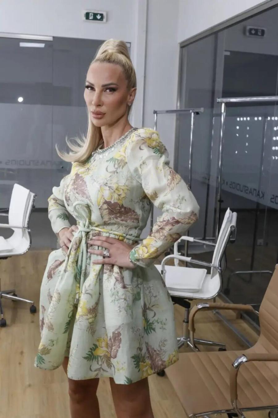 Ποζάρει με τον νέο της σύντροφο η γνωστή Ελληνίδα – Κούκλος και γεμάτος με τατουάζ