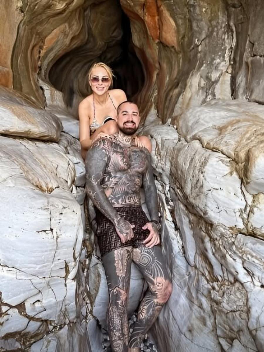 Ποζάρει με τον νέο της σύντροφο η γνωστή Ελληνίδα – Κούκλος και γεμάτος με τατουάζ