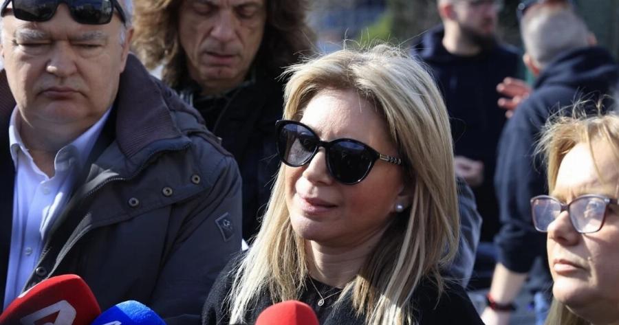 Λαοθάλασσα TΩΡΑ στο Σύνταγμα για τα «αδέρφια» μας στα Τέμπη: «Ευχαριστούμε πολύ τους Έλληνες για τη συμπαράσταση»