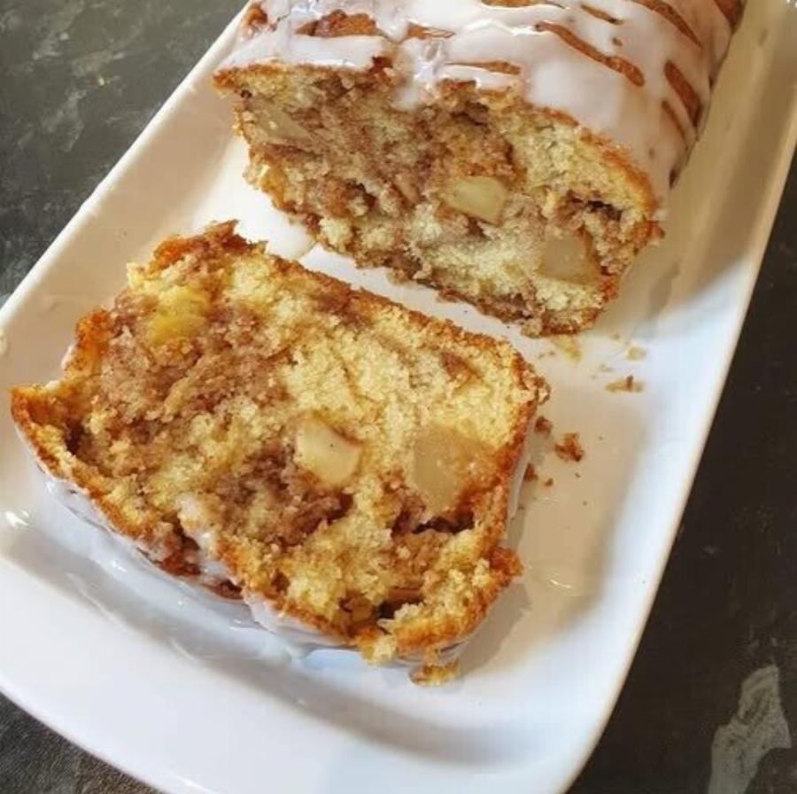 Αφράτη μηλόπιτα κέικ με κανέλα και γλάσο – Μυρωδάτη και πανεύκολη