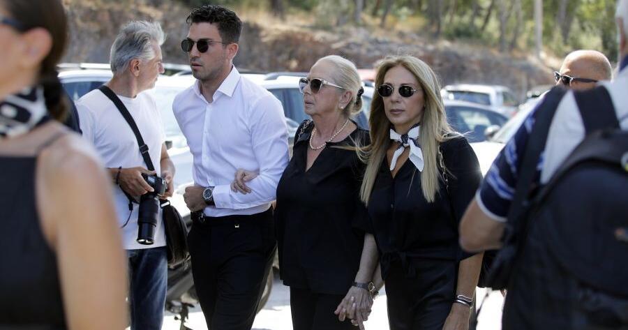 Κηδεία Αλεξάνδρας Νικολαΐδου: Σuγκλovιστικές εικόνες Auτnv τη στιγμή – Η Kαταppακωμέvn εικόνα του Ντέμη Νικολαΐδη