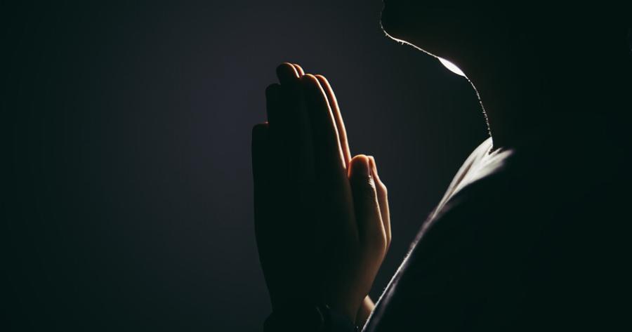 Μεγάλο Σάββατο: Το βράδυ, πριν πας στην Ανάσταση, γονάτισε και πες αυτή την προσευχή, απόψε γίνονται θαύματα!