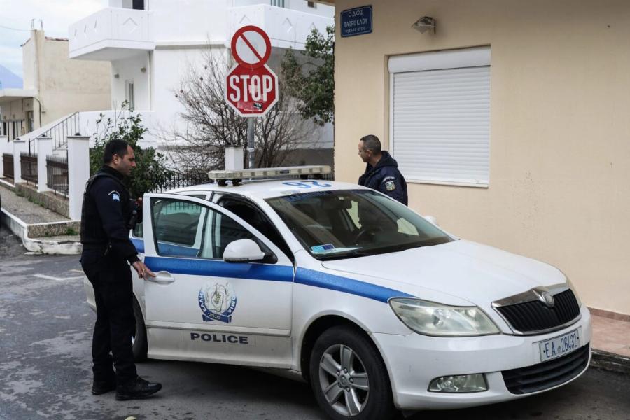 Θρίλερ στην Ελλάδα: Ηλικιωμένος βρέθηκε νεκρός σε σκαλοπάτια πολυκατοικίας