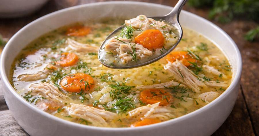 Αχνιστή κοτoσουπίτσα: Πεντανόστιμη και χουχουλιάρικη σε 5 βήματα