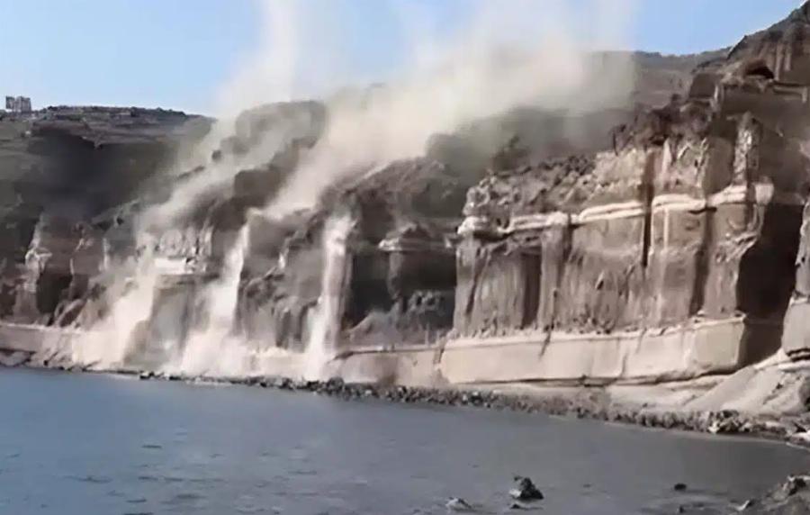 Σεισμoi στη Σαντορίνη: Κατολίσθηση στο Φηροστεφάνι από τον σεισμo των 5 Ρίχτερ