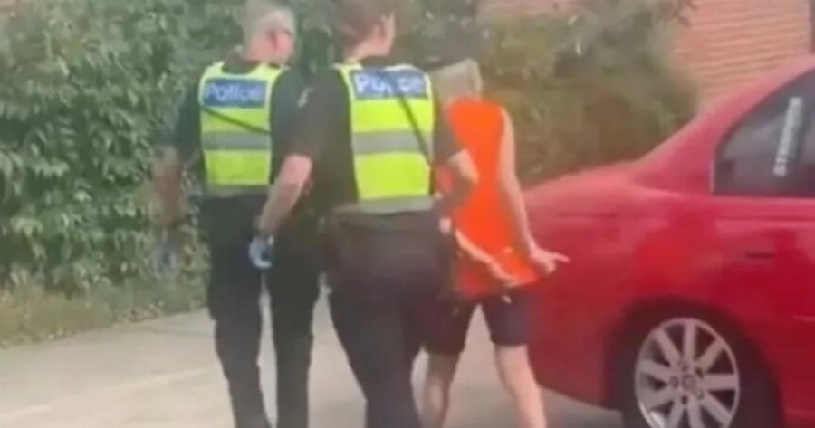 Ασύλληπτο: Κοιμόταν 5 χρόνια με τον νεκρό αδερφό της μέσα στο σπίτι, σε σοκ γείτονες & αστυνομικοί