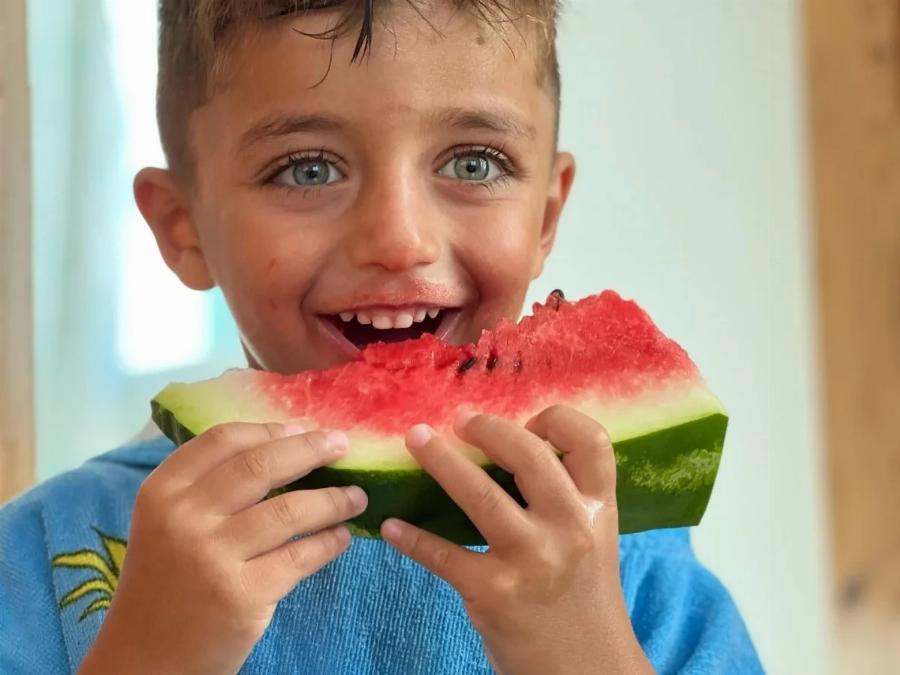 Ένα μικρό αστέρι: Ο ανιψιός του Ανδρέα Γεωργίου που πρωταγωνιστεί στο «Famagusta» έχει γίνει η αδυναμία των τηλεθεατών κι όχι μόνο