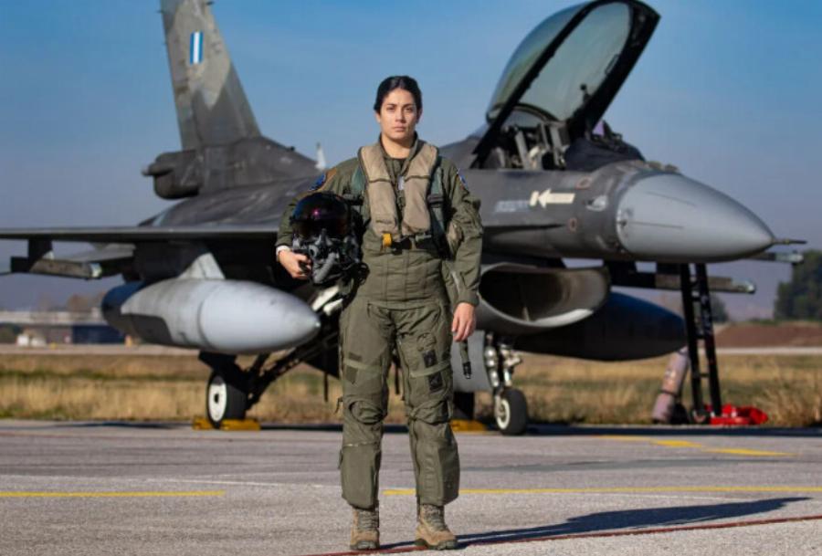 Η Χρυσάνθη από τις Πηγές Καβάλας είναι η πρώτη γυναίκα πιλότος F-16 στην Ελλάδα που κάνει αερομαχίες στο Αιγαίο