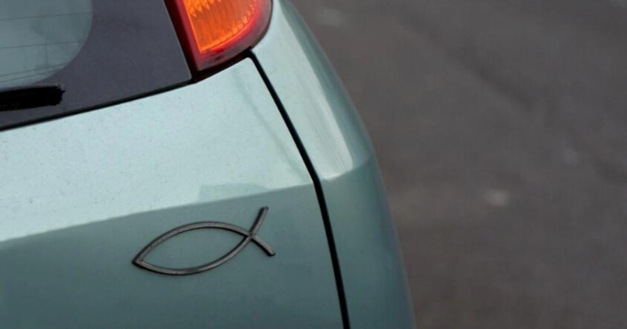 Γέμισαν οι δρόμοι με το σύμβολο του ψαριού: Τι πρέπει να κάνεις όταν δεις κολλημένο αυτό το σήμα επάνω σε αυτοκίνητο