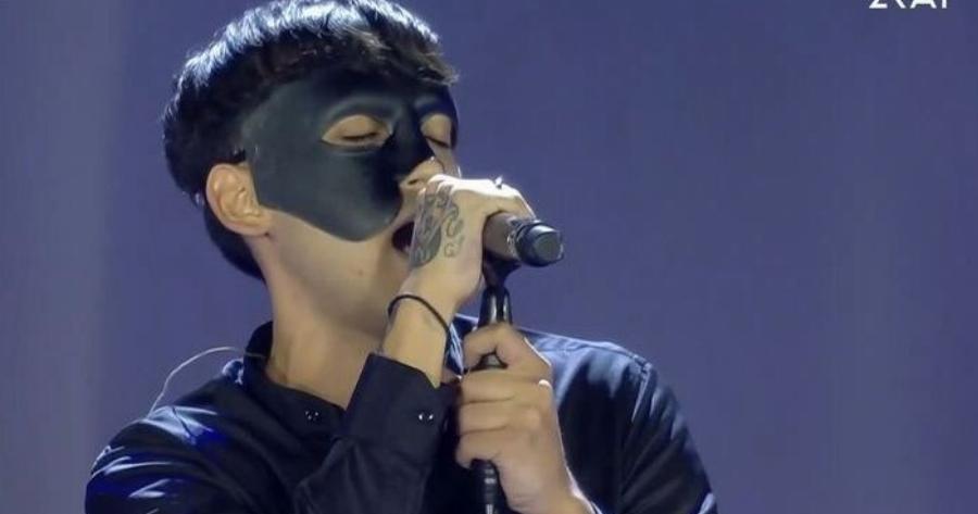 Στέλιος Καζαντζίδης: Σuγκλovισε ο Mασκoφopoς Sicario ερμηνεύοντας το «Όταν βλέπετε να κλαίω»