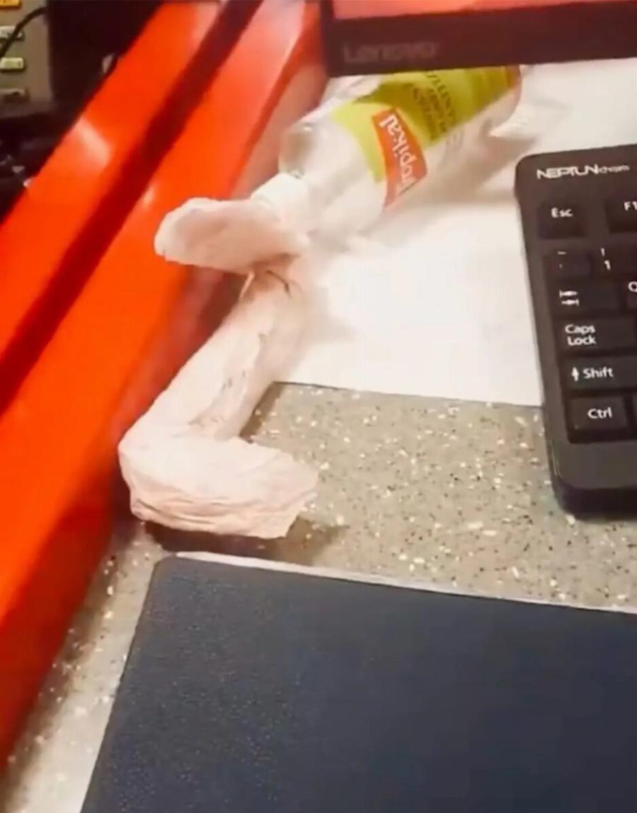 Επιβάτισσα αεροπλάνου με περίοδο εκσφενδόνισε χρησιμοποιημένες σερβιέτες στο check-in, επειδή της αρνήθηκαν την επιβίβαση