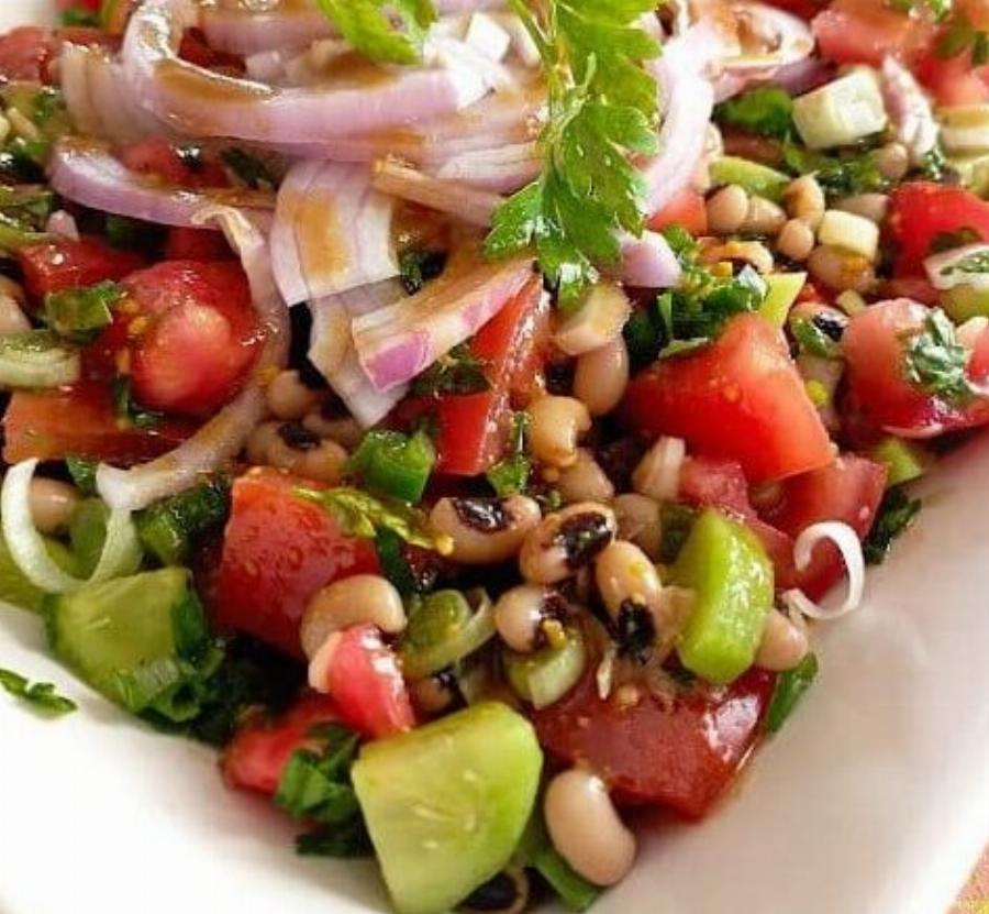 Η σαλάτα με μαυρομάτικα που χορταίνει κανονικό γεύμα! Δροσερή, υγιεινή και πεντανόστιμη