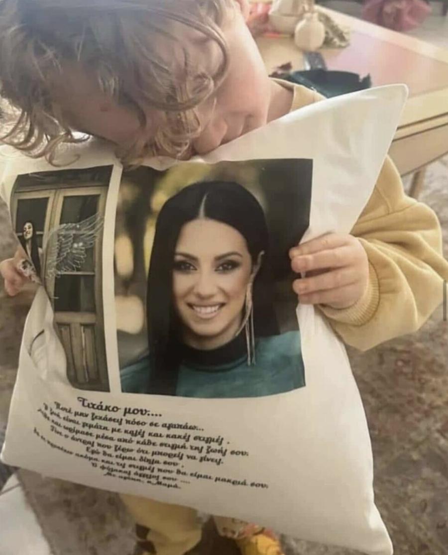 Ο μικρός Χρήστος αφήνει μπαλόνι στον ουρανό για τη μαμά του που χάθηκε στα Τέμπη