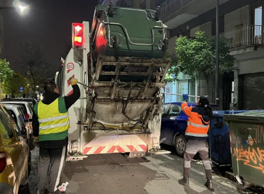 Η Σέβη, μάνα 5 παιδιών, κοιμίζει τα παιδιά και ανεβαίνει στο απορριμματοφόρο, με παγωνιές, με χιόνι, εδώ και 12 χρόνια