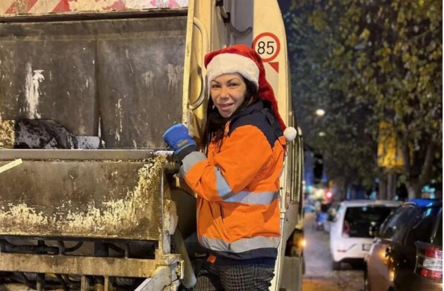 Η Σέβη, μάνα 5 παιδιών, κοιμίζει τα παιδιά και ανεβαίνει στο απορριμματοφόρο, με παγωνιές, με χιόνι, εδώ και 12 χρόνια