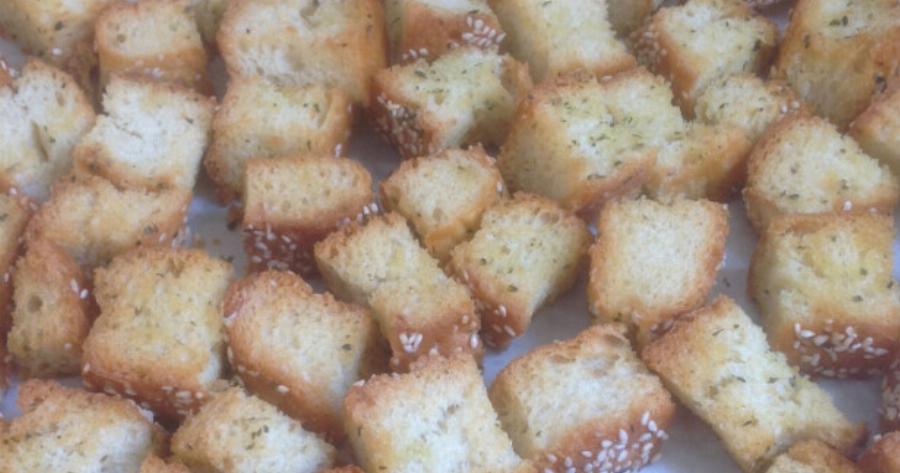 Μην Πετάς τη Λαγάνα! Το Απόλυτο Τρικ για Τραγανά Σπιτικά Κρουτόν σε 10 Λεπτά με ότι περίσσεψε