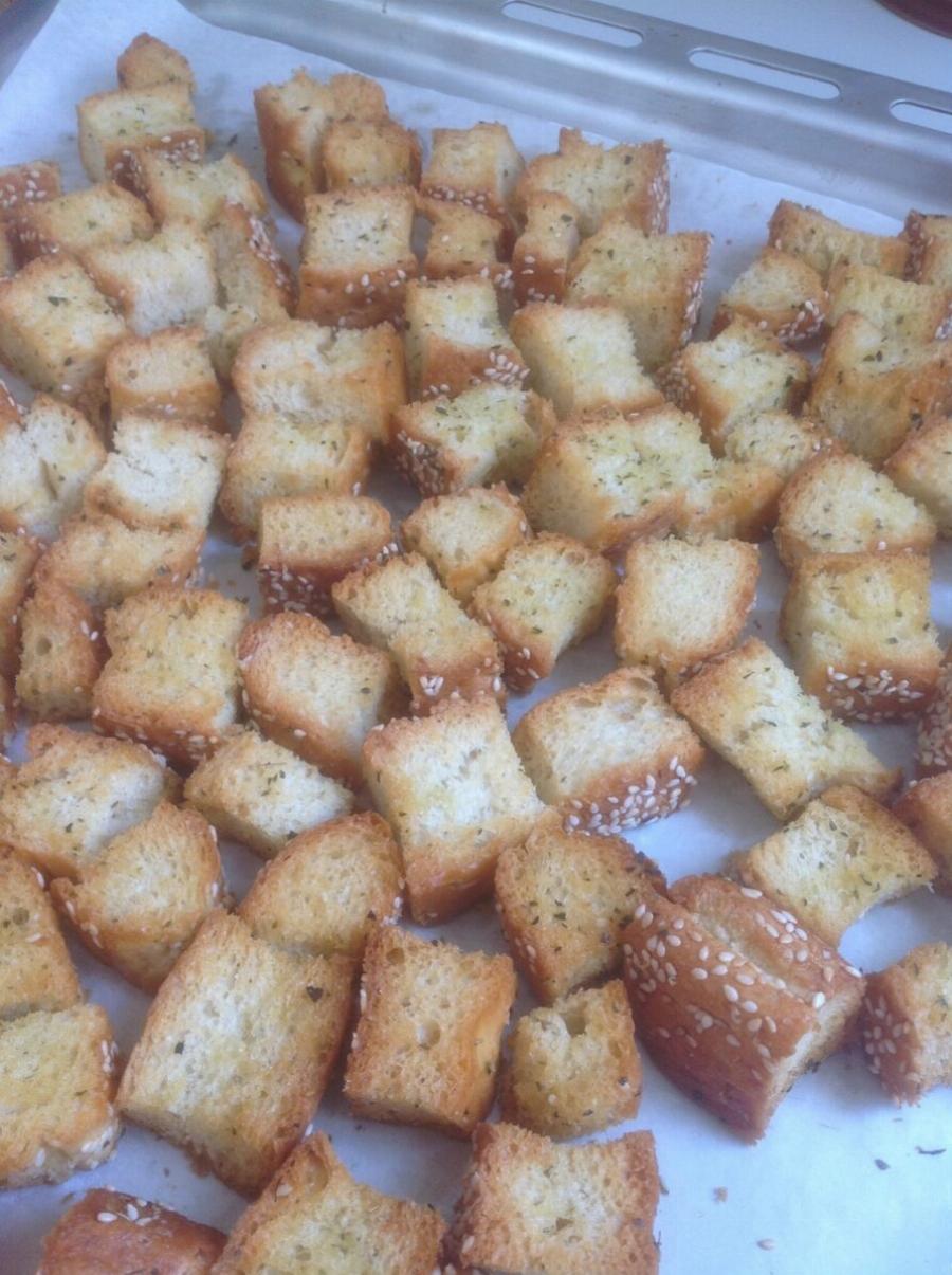 Μην Πετάς τη Λαγάνα! Το Απόλυτο Τρικ για Τραγανά Σπιτικά Κρουτόν σε 10 Λεπτά με ότι περίσσεψε