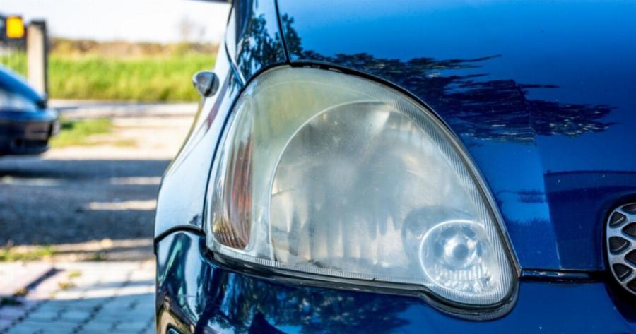 Έτσι θα ξεθαμπώσεις τα φώτα του αυτοκινήτου σου με μόνο 0,50 Eυρώ -Το άγνωστο κόλπο