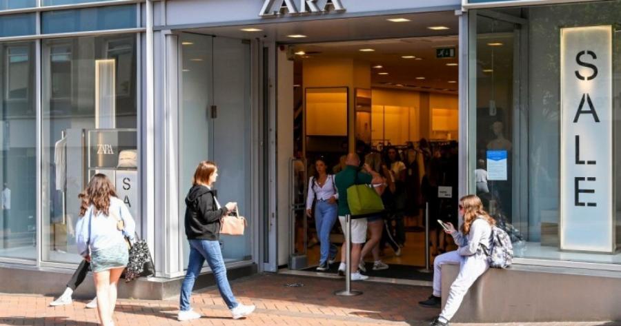 Ουρές μέτρων στα ZARA γι’ αυτό το φόρεμα: Κάνει πάταγο, κοστίζει ούτε 20 ευρώ και το θέλουν όλες οι γυναίκες