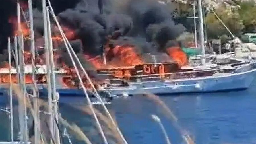 Βιβλική καταστροφή στους Παξούς: Απίστευτες εικόνες από τρομερή πυρκαγιά στο κεντρικό λιμάνι – Καίγονται σκάφη
