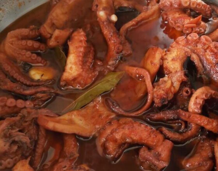 Χταπόδι κοκκινιστό με ρύζι πιλάφι – Το μυστικό για να βγει μαλακό