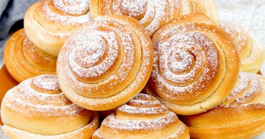 Χρειάζεσαι μόνο να ανακατέψεις αλεύρι, γάλα, μαγιά, βούτυρο και ζάχαρη