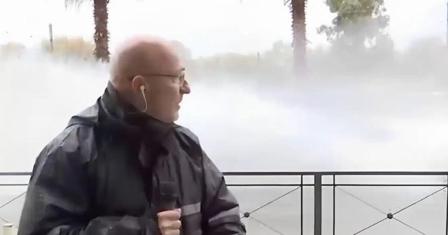 Γιώργος Τσελίκας: Αμάξι πέρασε με ταχύτητα και κατάβρεξε τον ρεπόρτερ – «Ώπα, ώπα, μας πήρε το τσουνάμι» – Βίντεο