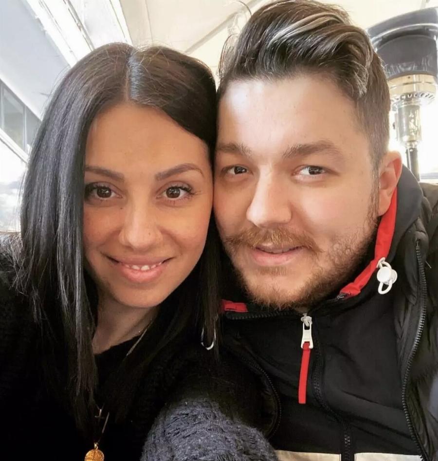 Ο μικρός Χρήστος αφήνει μπαλόνι στον ουρανό για τη μαμά του που χάθηκε στα Τέμπη